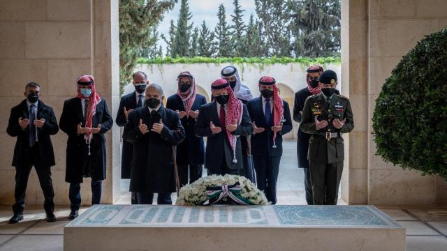 El rey Abdalá II de Jordania en el centro, y su hermanastro, el príncipe Hamzah bin Husein, el segundo por la izquierda.