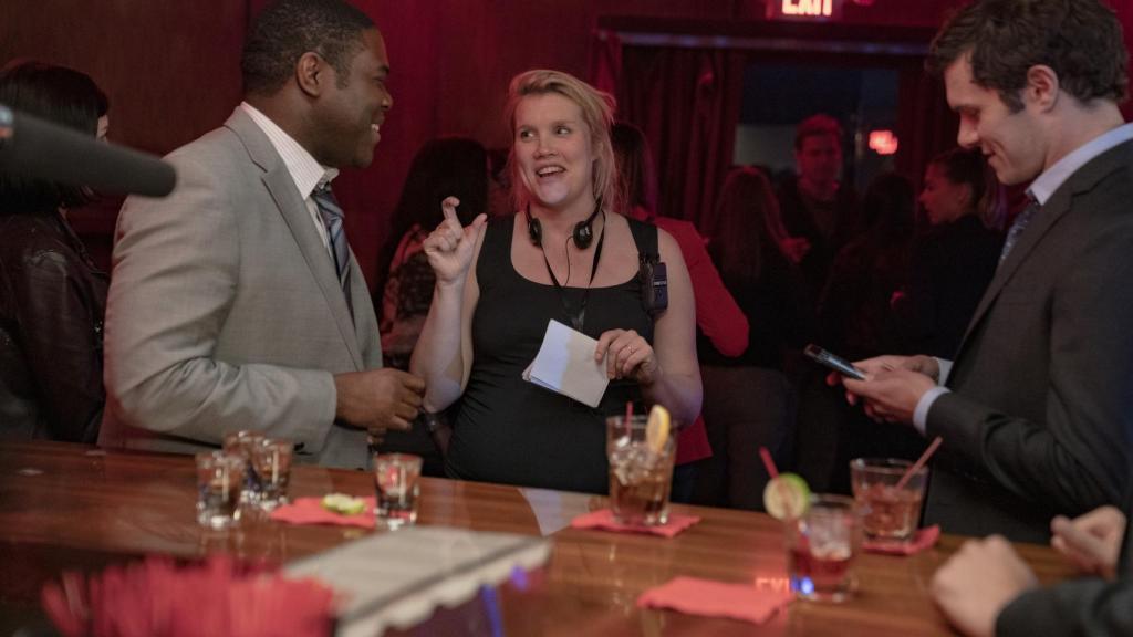 Emerald Fennell dando órdenes en el rodaje.