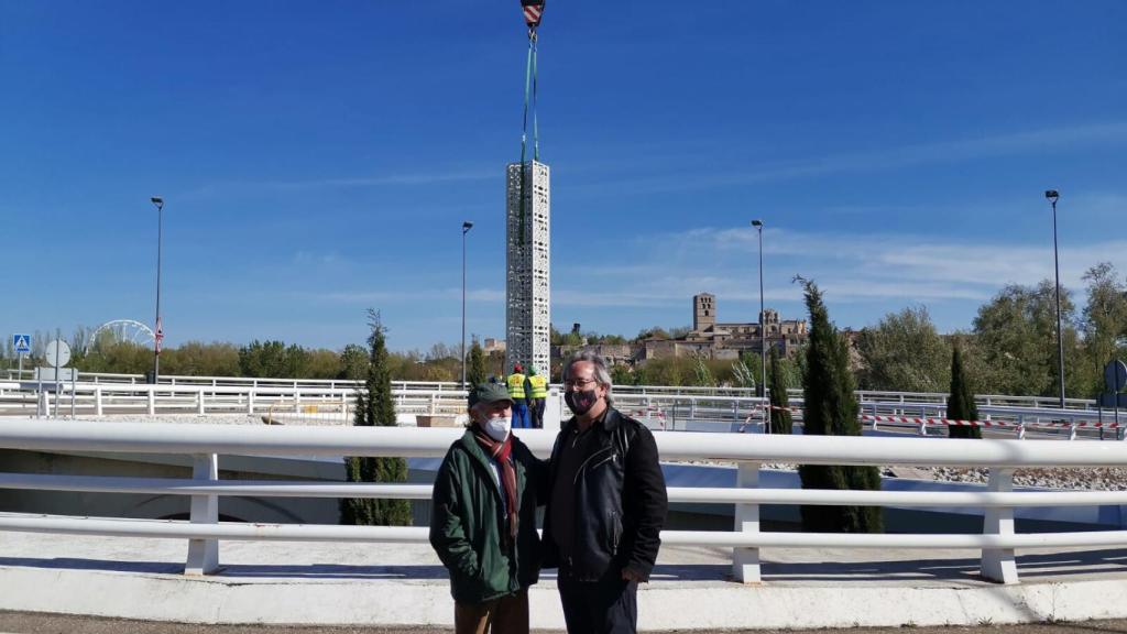 José Luis Alonso Coomonte y Francisco Guarido en la rotonda del Puente de los Poetas