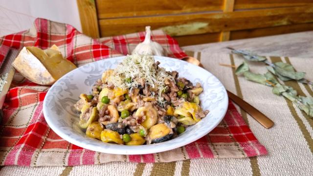 Pasta con ragú de cordero y guisantes, una receta para de primavera