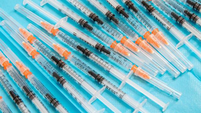 Unas jeringuillas cargadas con vacuna contra la Covid-19 este lunes en Zaragoza.