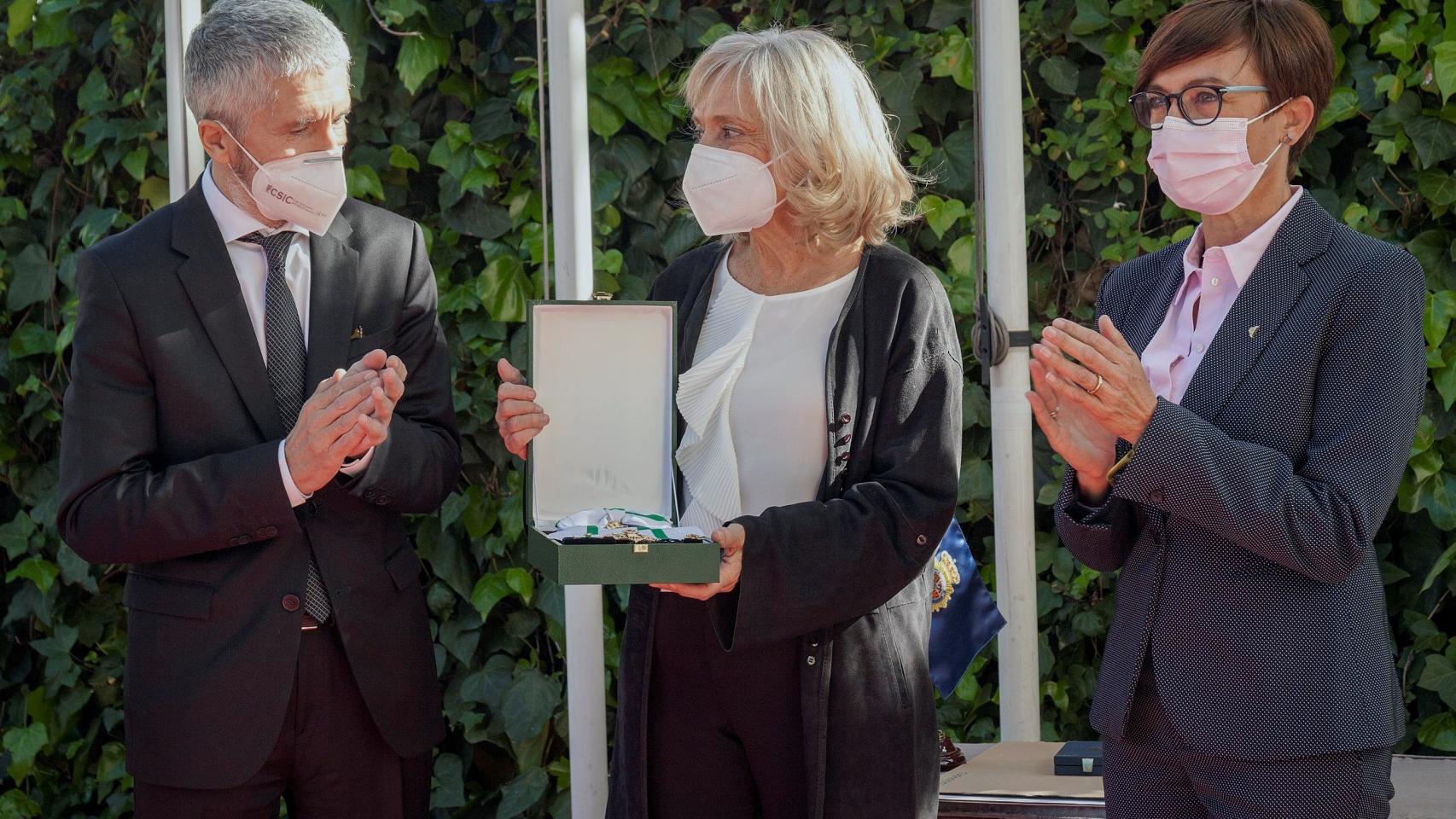 El ministro del Interior, Fernando Grande-Marlaska (i) entrega a Pilar Goya, viuda del homenajeado, la Medalla de Oro al Mérito Policial y de la Gran Cruz del Mérito de la Guardia Civil a título póstumo a Alfredo Pérez Rubalcaba.