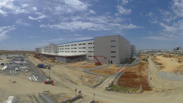 Imagen de un centro que construye Dragados para Amazon en Sevilla.