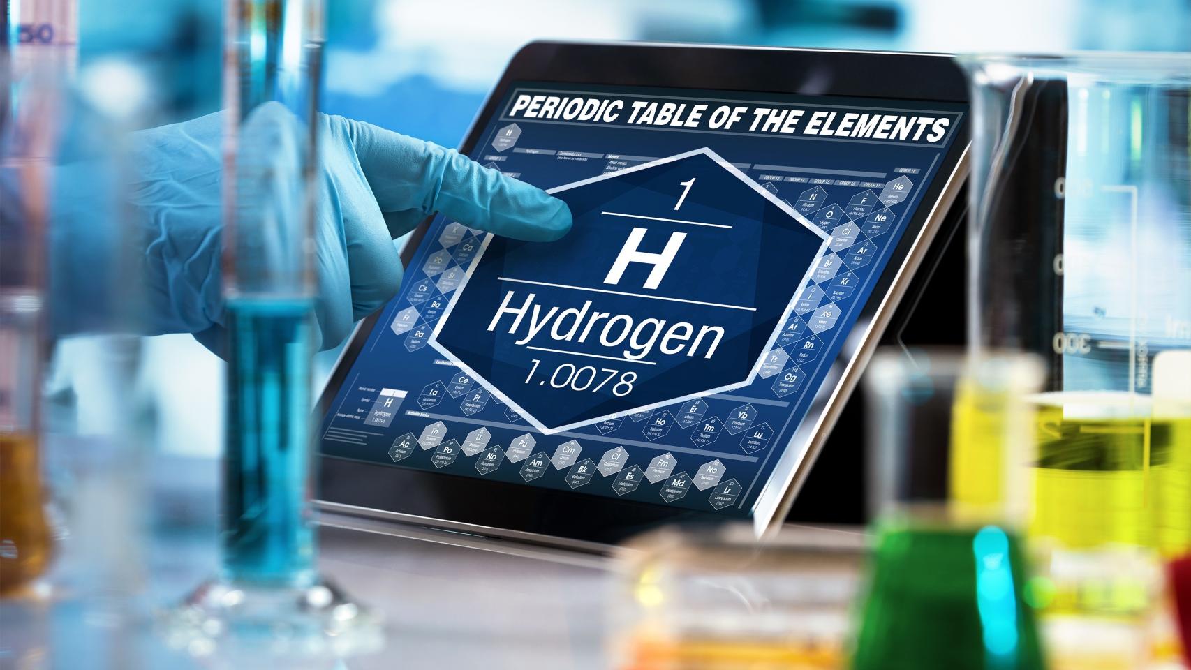 Un científico maneja una tableta en el laboratorio.