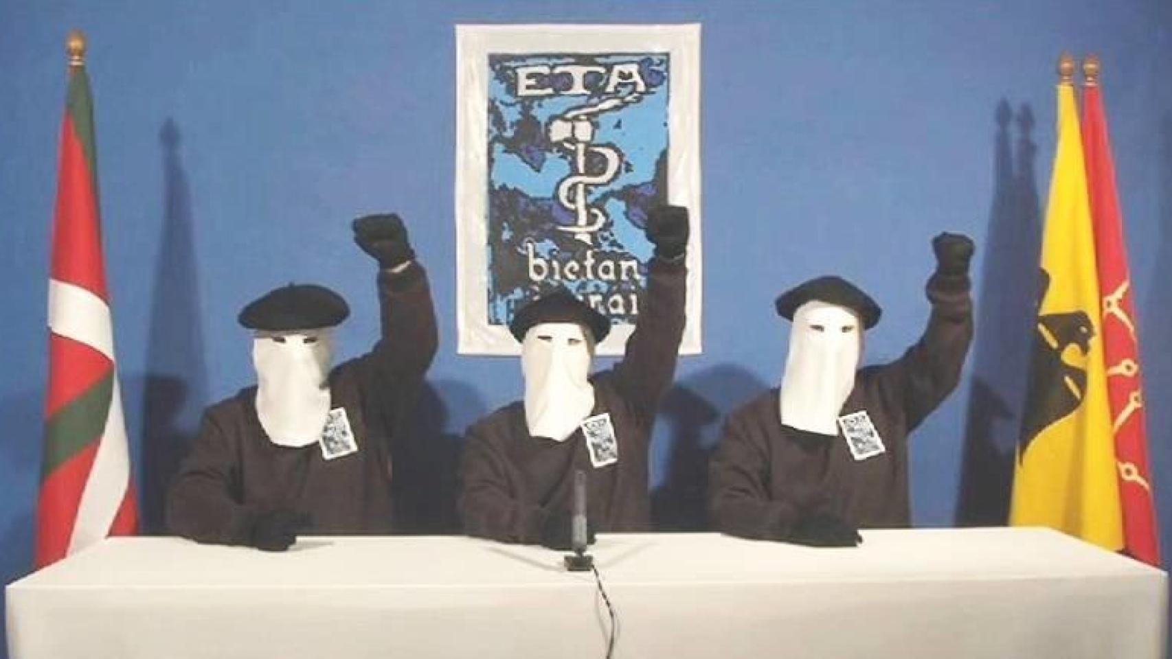 Tres terroristas de ETA, durante uno de sus comunicados.