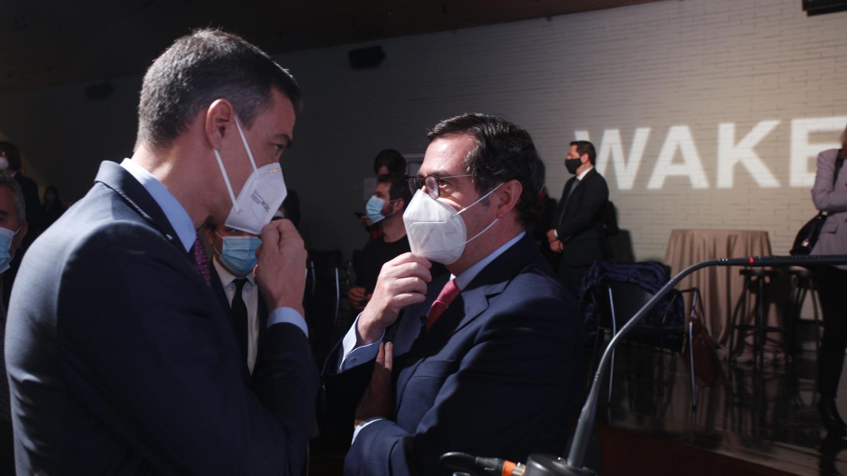 Pedro Sánchez junto a Antonio Garamendi, presidente de la CEOE.