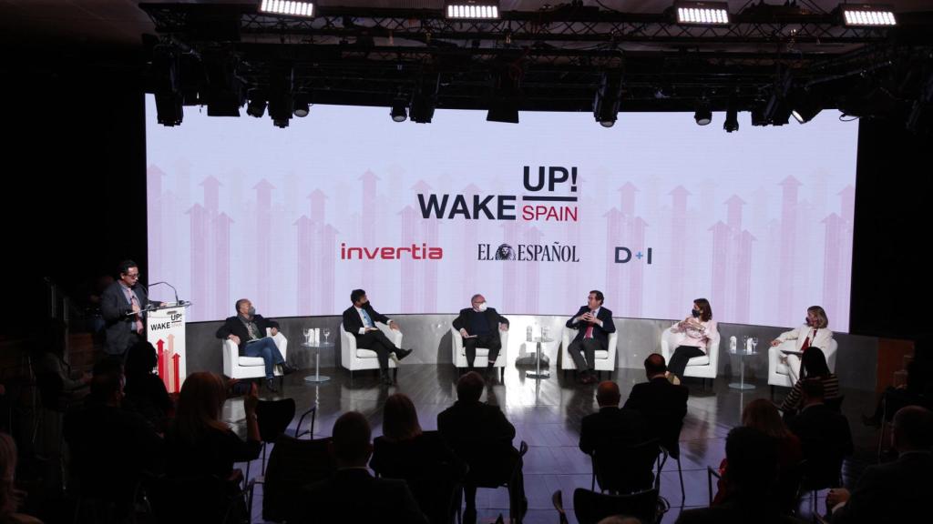 Los ponentes de la mesa Next Generation en la I edición de Wake Up, Spain!, Pepe Álvarez, Federico Linares, Antonio Garamendi, Pilar López y Cristina Garmendia, con el moderador Rafael Navarro.