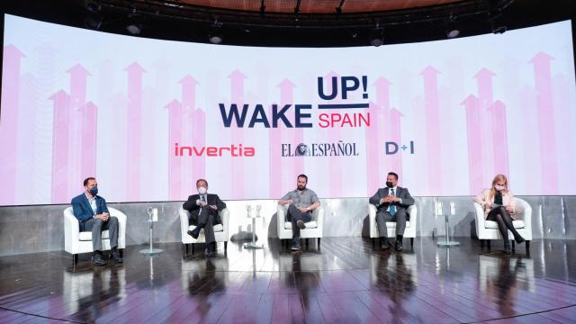 Mesa redonda sobre ciberseguridad en la era de la digitalización con (de izq a der) Javier Martínez, sales engineering manager en Google Cloud España; Ignacio Villalgordo, director general de NetApp España; Alberto Iglesias, moderador y subdirector de D+I; Javier Cazaña, regional sales manager Iberia de VMware y Rosalía Machín Prieto, capitana de la Guardia Civil y Jefe de proyectos europeos de I+D+i en la Secretaría de Estado de Seguridad del Ministerio del Interior.