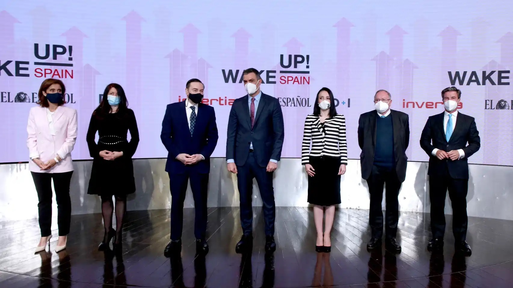 Foto de familia: Pedro Sánchez junto a (de izq a der) Pilar López Álvarez, Mamen Vázquez, Pedro J. Ramírez, Cruz Sánchez de Lara, José Luis Bonet y Federico Linares.