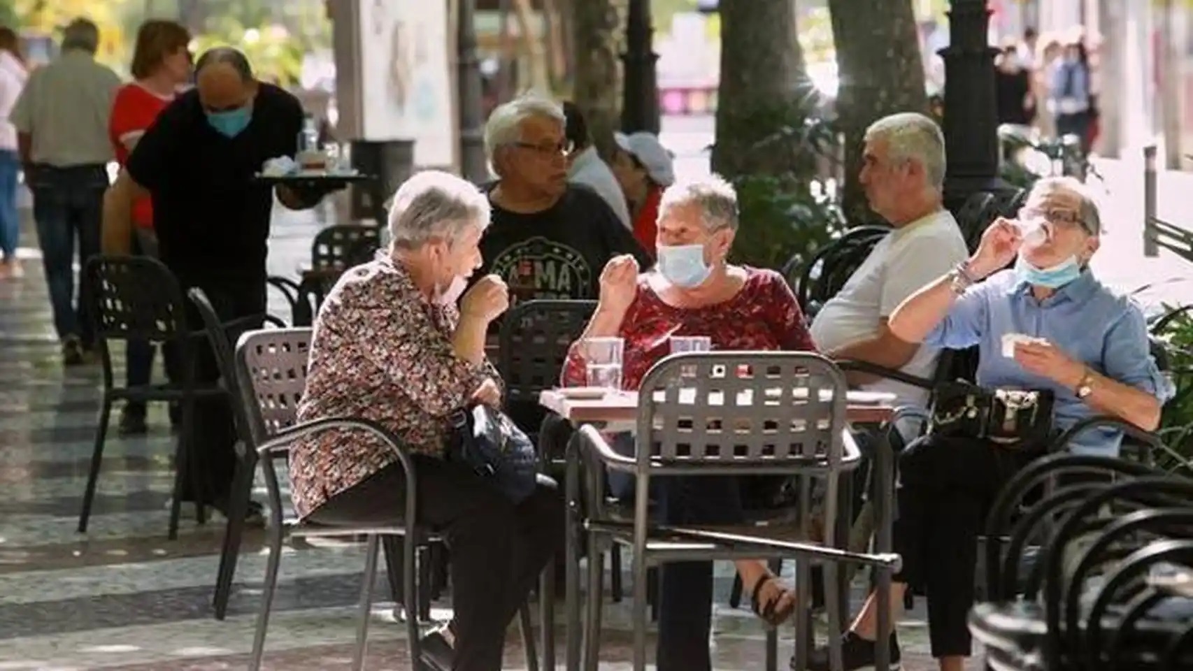 Gente en la terraza de un bar, uno de los negocios que entran en el primer paquete de ayudas.