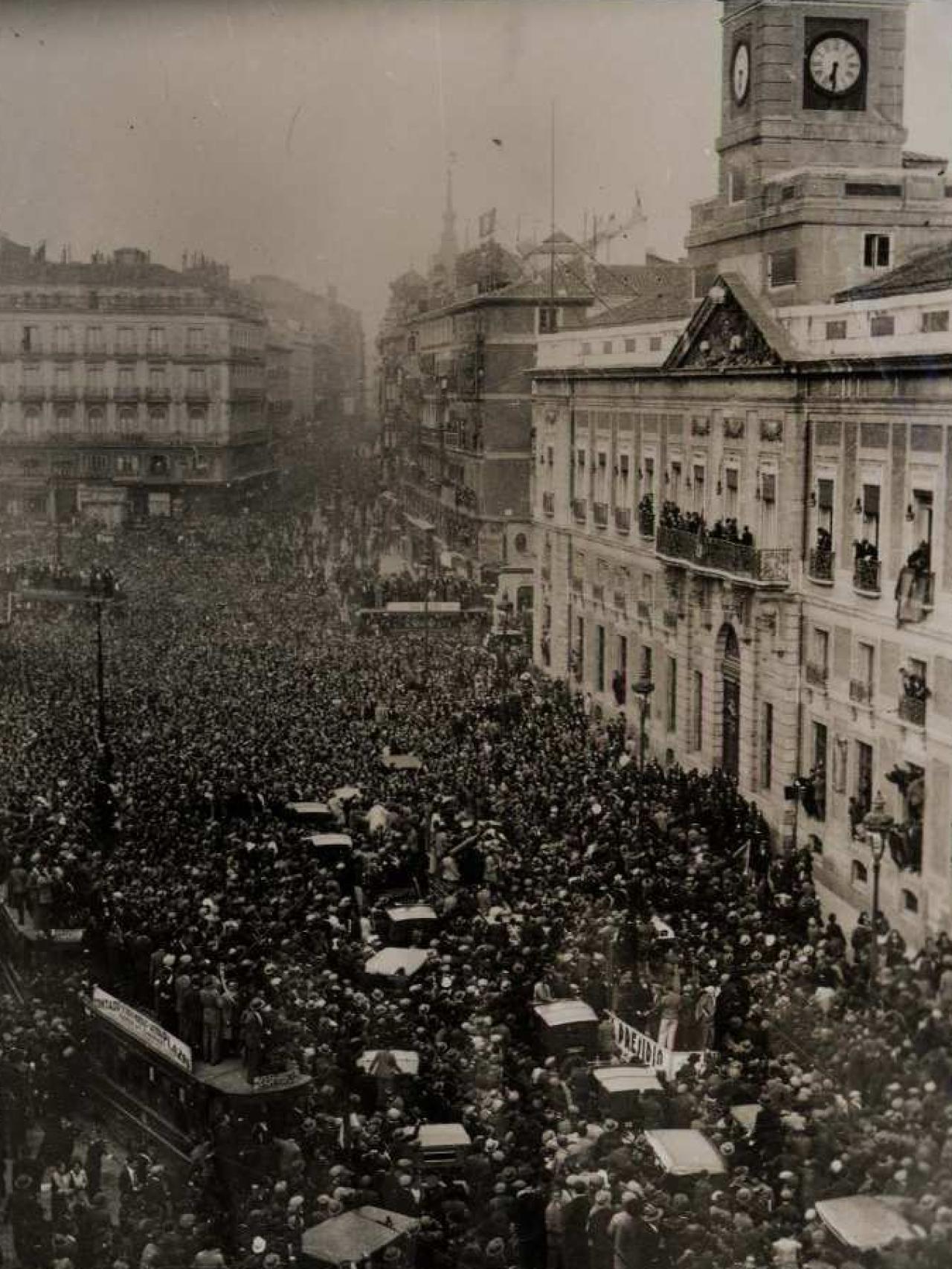La Puerta del Sol durante la proclamación de la Segunda República. La Real Casa de Correos era el Ministerio de la Gobernación.