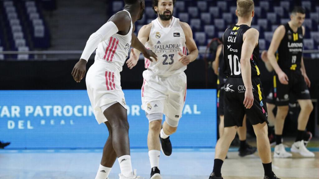 Usman Garuba choca la mano con Sergio Llull en el Real Madrid - Lenovo Tenerife