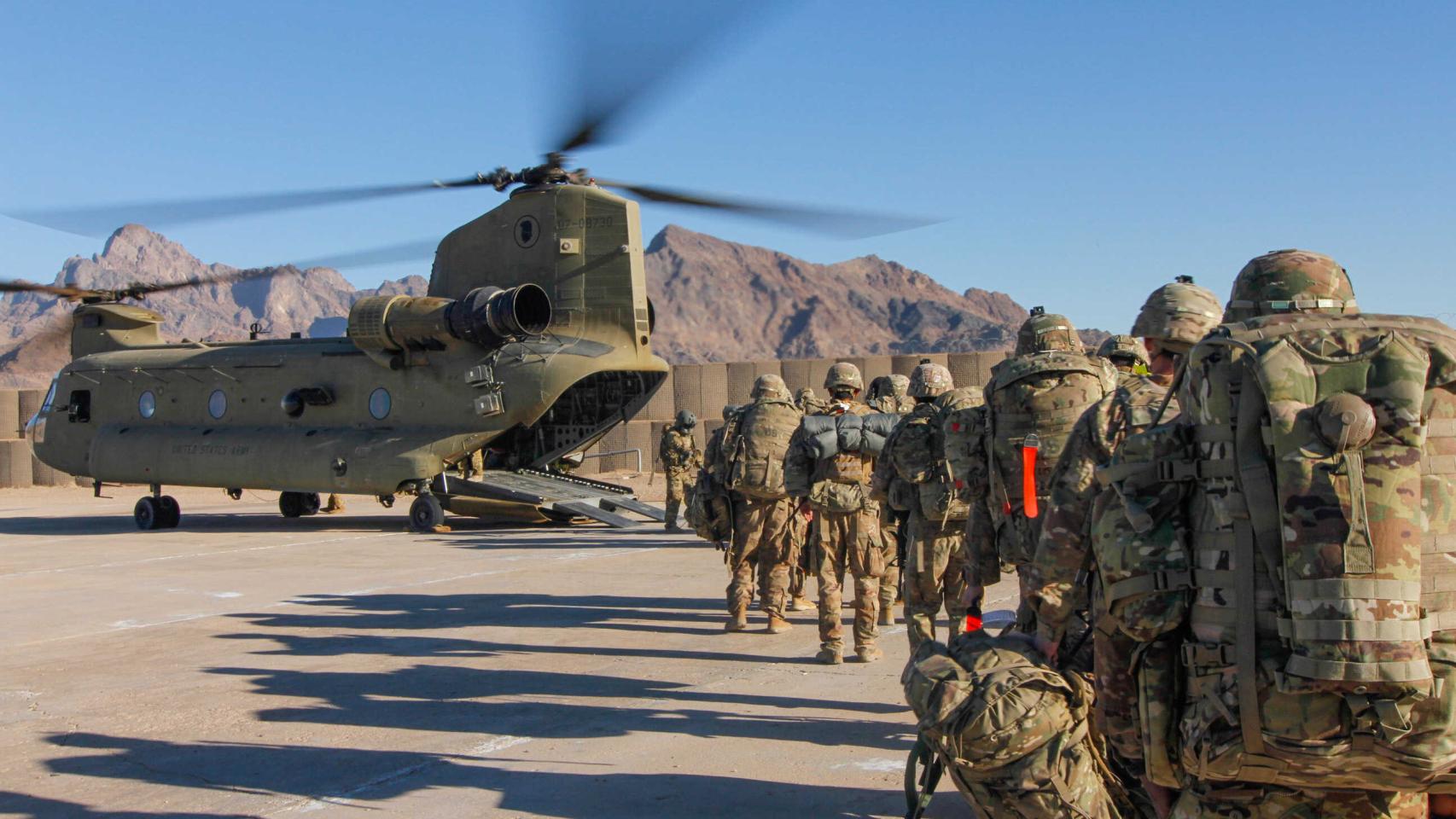 Tropas norteamericanas se suben a un helicóptero.