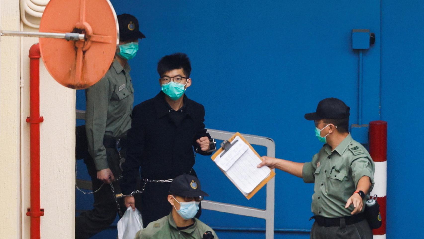 El activista hongkonés Joshua Wong, de camino al tribunal.