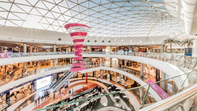 Vista de la plaza interior de Marineda City.