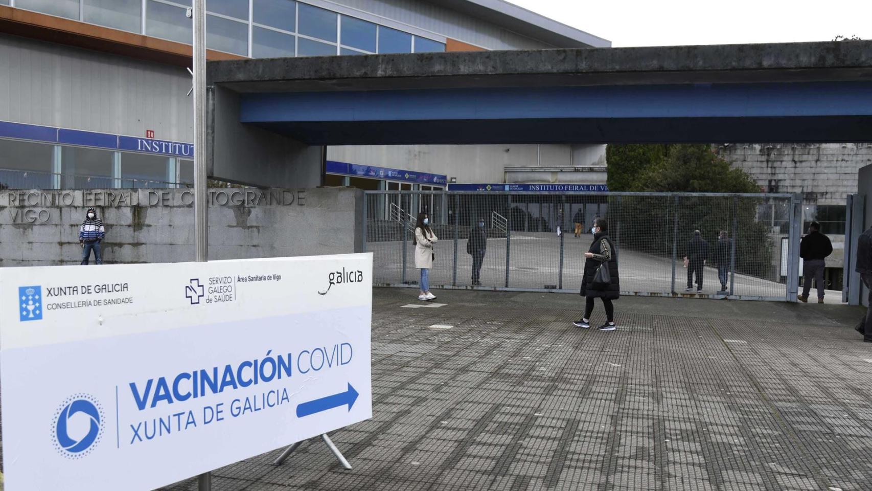 Indicación de Vacinación Covid en el exterior del Instituto Ferial de Vigo.
