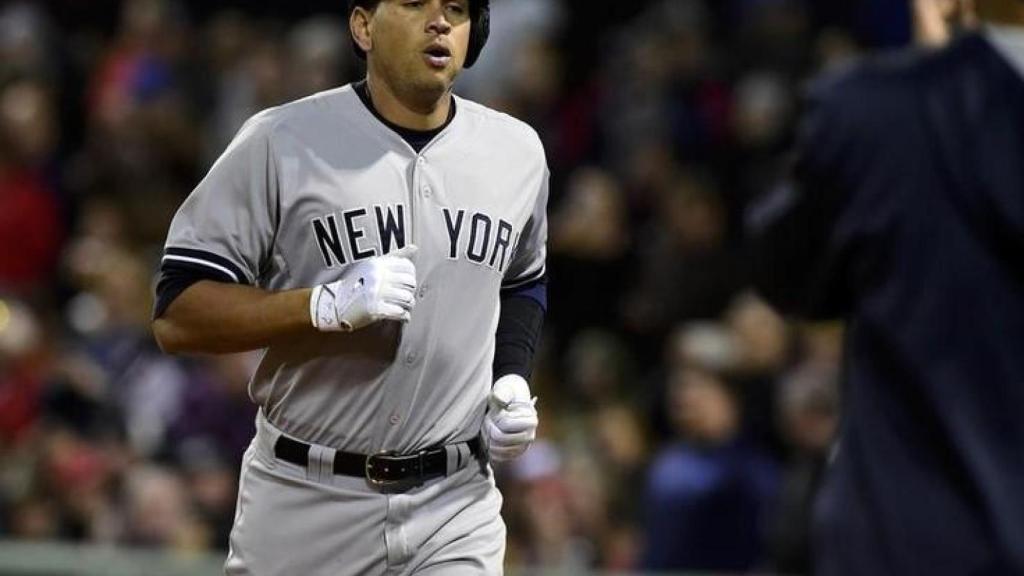 Álex Rodríguez, próximo propietario de los Wolves, durante un partido de beisbol