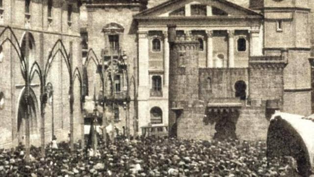 Instantánea de la proclamación de la II República en Alcoy.