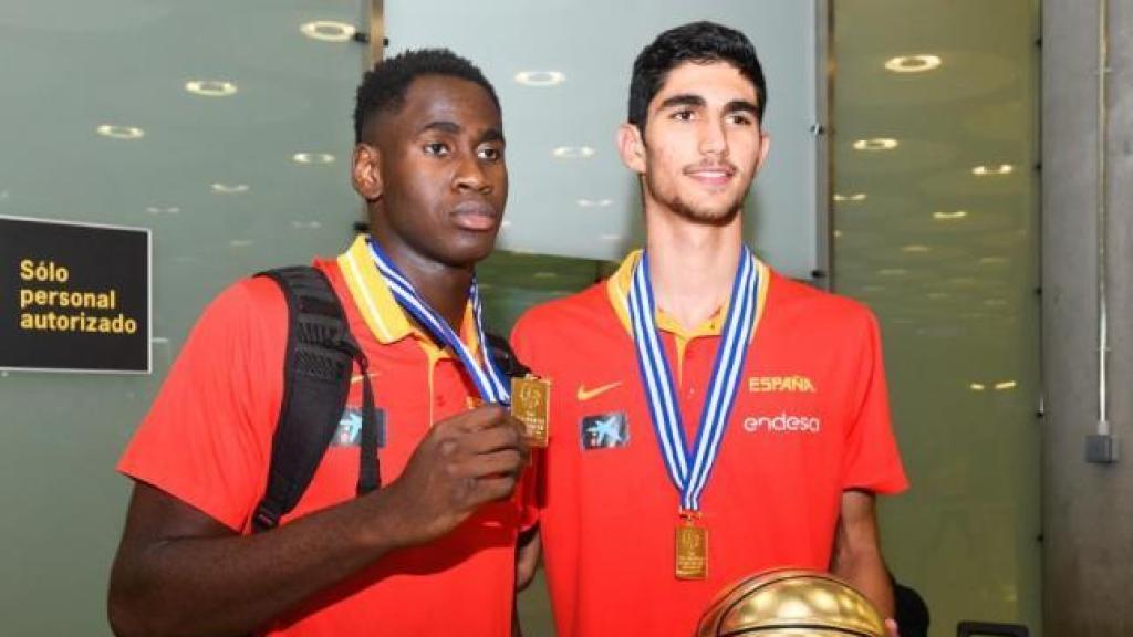 Usman Garuba y Santi Aldama posando con un título en la Selección sub18