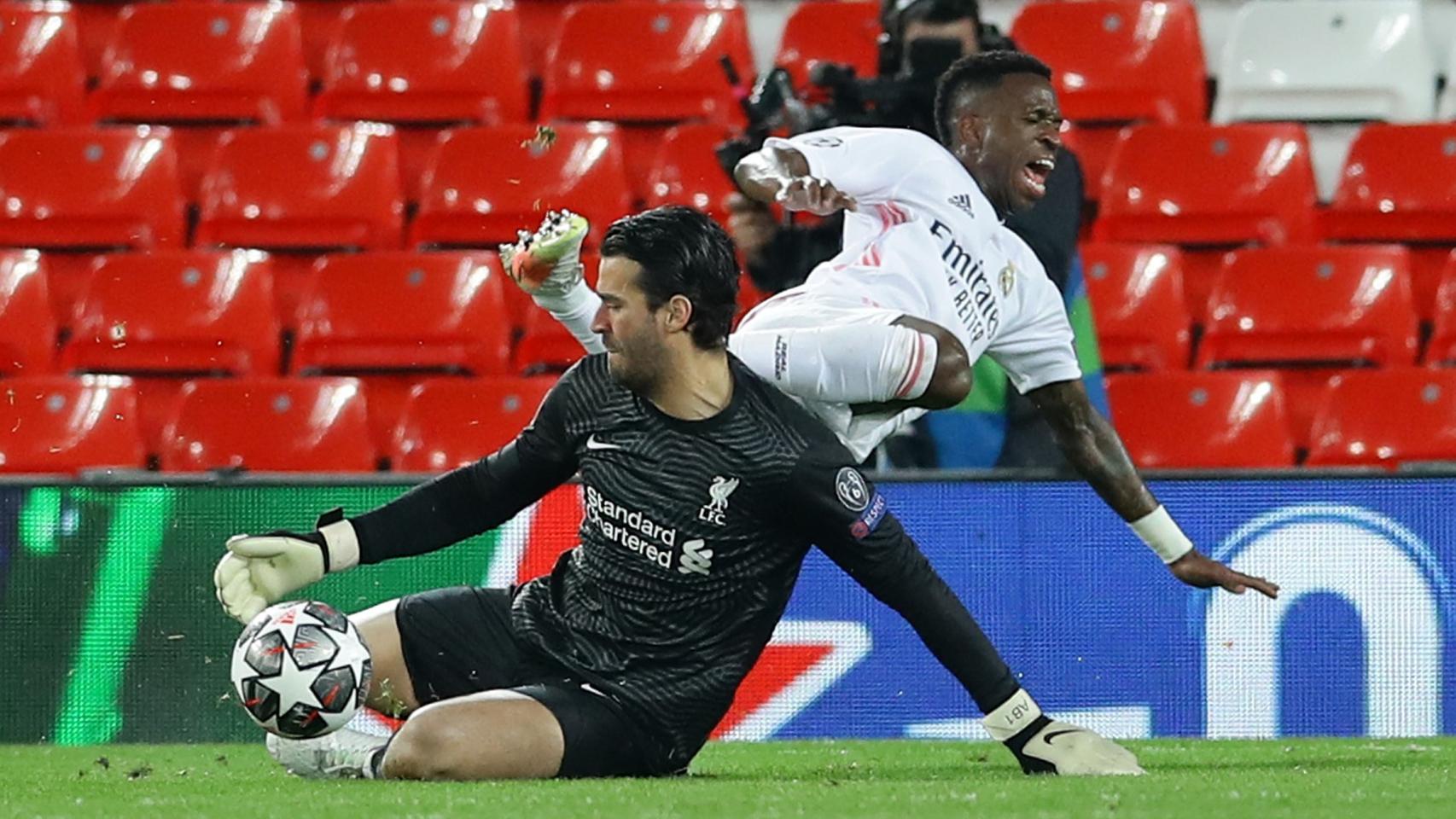 Alisson bloquea un mano a mano con Vinicius