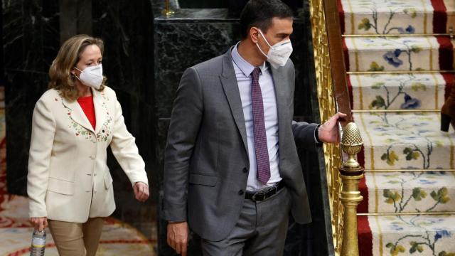 Pedro Sánchez y Nadia Calviño, entrando en el hemiciclo del Congreso de los Diputados.