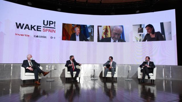 Los alcaldes participan en la mesa redonda sobre la gestión inteligente de las administraciones públicas.