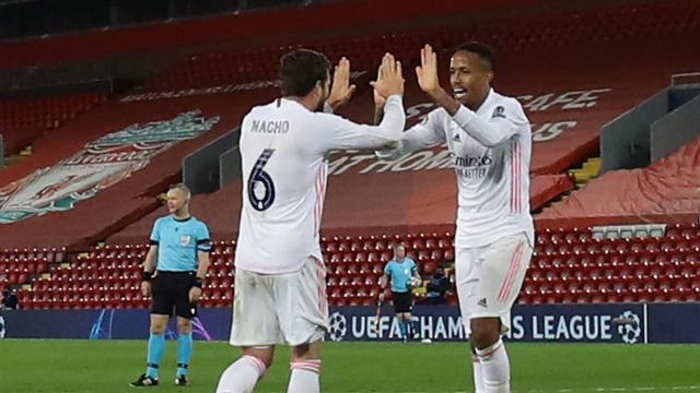 Nacho y Militao celebran en Anfield