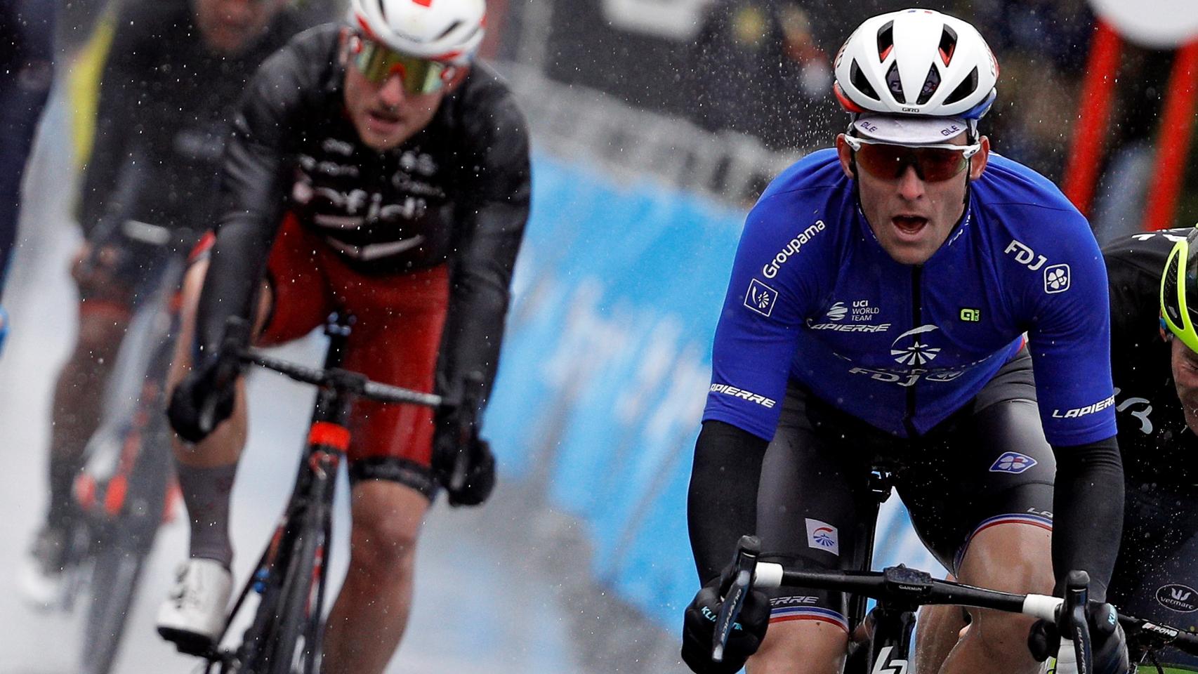 Arnaud Demare, entrando por delante de Caleb Ewan en la segunda etapa de la Volta a la Comunitat Valenciana