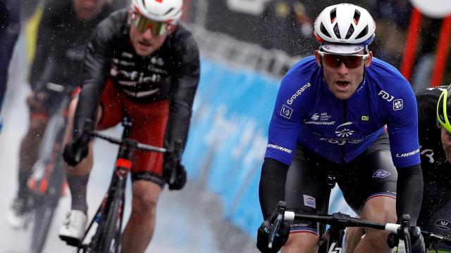 Arnaud Demare, entrando por delante de Caleb Ewan en la segunda etapa de la Volta a la Comunitat Valenciana