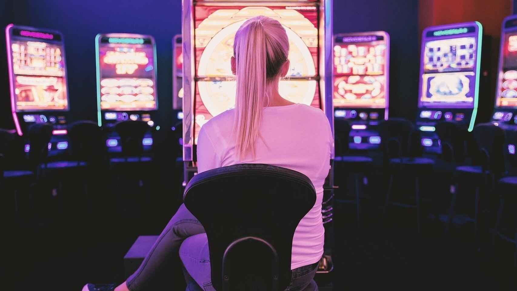 Una mujer en una sala de juego.