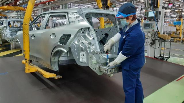 Una operaria en la factoría de Stellantis en Vigo.