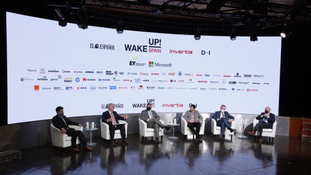 Mesa redonda sobre ciberseguridad en la era de la digitalización con (de izq a der) Javier García-Martínez, presidente de la Unión Internacional de Química y miembro del World Economic Forum; Agustín, J. Sáenz, subdirector general de Tecnalia; Áureo Díaz-Carraco, director de la Federación Española de Centros Tecnológicos (Fedit); Javier Arnau, redactor de D+I; Fernando Saludes, presidente de Redit; y Pablo Priesca Balbín, director general de CTIC Centro Tecnológico.