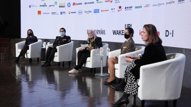 Mesa redonda sobre la conquistas del liderazgo femenino con (de izq a der) Silvia Roldán, CEO de Metro; Pilar Allué, comisaria principal de la Policía Nacional y consejera del Ministerio del Interior en la Embajada de España en Roma; Mercedes Wullich, fundadora y directora general de Las Top 100 Mujeres Líderes; Patricia Ortega, general de Brigada del Cuerpo de Ingenieros Politécnicos del Ejército de Tierra, y Laura Gonzalvo, directora de Comunicación y RSC de Securitas Direct.