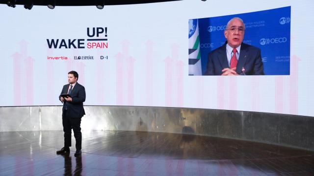 Arturo Criado, subdirector de EL ESPAÑOL / Invertia, con Ángel Gurría, secretario general de la OCDE. E. E.