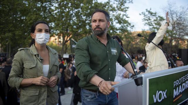 Rocío Monasterio y Santiago Abascal en el mitin de Vox en Vallecas.
