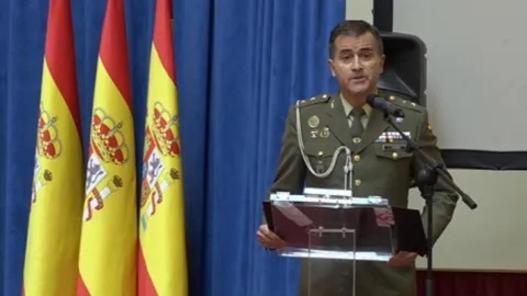 El teniente coronel interpreta el Hallelujah de Cohen en el acto por los militares caídos en la pandemia.