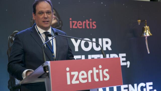 El presidente de Izertis, Pablo Martín, en el toque de su campana por el debut de la compañía.