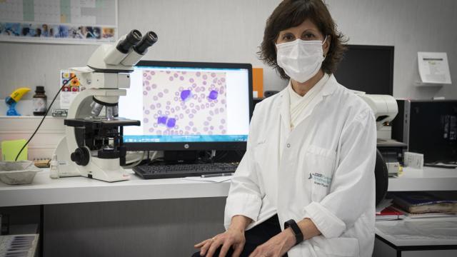 Pilar Llamas, la hematóloga jefa de cuatro hospitales, en el laboratorio de la Fundación Jiménez Díaz.