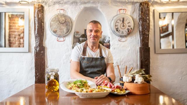El chef Juan Pozuelo junto a sus tres platos.