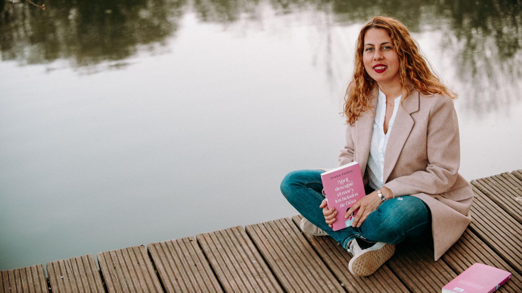 Diana Pardo con su novela, Abril descubre el verano y los helados de fresa.