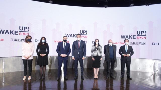 Pilar López, presidenta de Microsoft; Mamen Vázquez, directora general de El Español; Pedro J. Ramírez, presidente ejecutivo y director de EL ESPAÑOL; Pedro Sánchez, presidente del Gobierno, José Luis Bonet, presidente de las Cámaras y Federico Linares, presidente de EY.