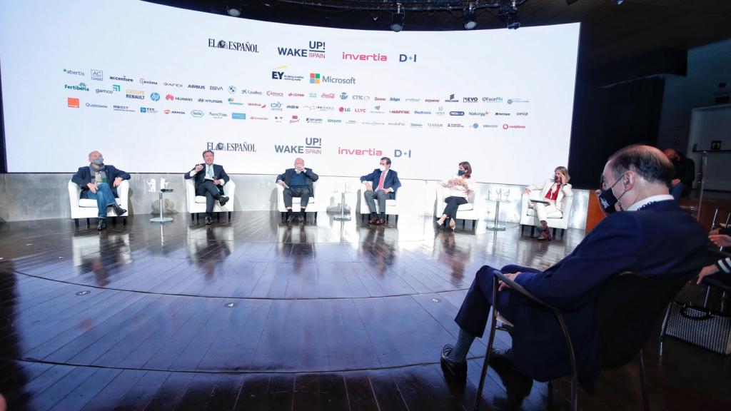 Mesa redonda sobre NextGenerationEU: Pepe Álvarez, secretario general de la UGT; Federico Linares, presidente de EY; José Luis Bonet, presidente de las Cámaras; Antonio Garamendi, presidente de CEOE; Pilar López, presidenta de Microsoft y Cristina Garmendia, presidenta de Cotec.
