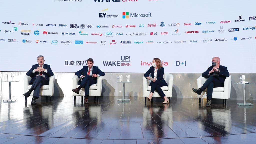 De izda. a dcha: el europarlamentario Luis Garicano; el  secretario general del departamento de Asuntos Económicos y G20, Manuel de la Rocha; Luisa García, directora general de LLYC y el secretario general de CCOO, Unai Sordo.