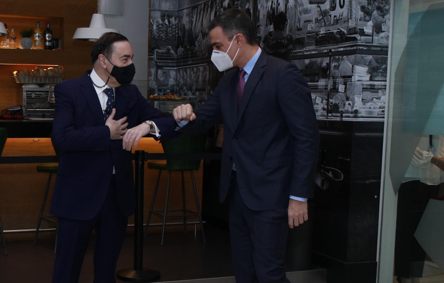 Pedro J. Ramírez, presidente ejecutivo y director de EL ESPAÑOL saluda al presidente del Gobierno, Pedro Sánchez.
