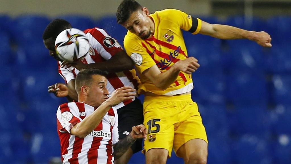 Lenglet despejando un balón de cabeza en el Athletic - Barça de Copa