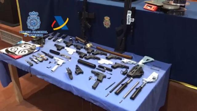 Parte del alijo armamentístico confiscado por la Policía.