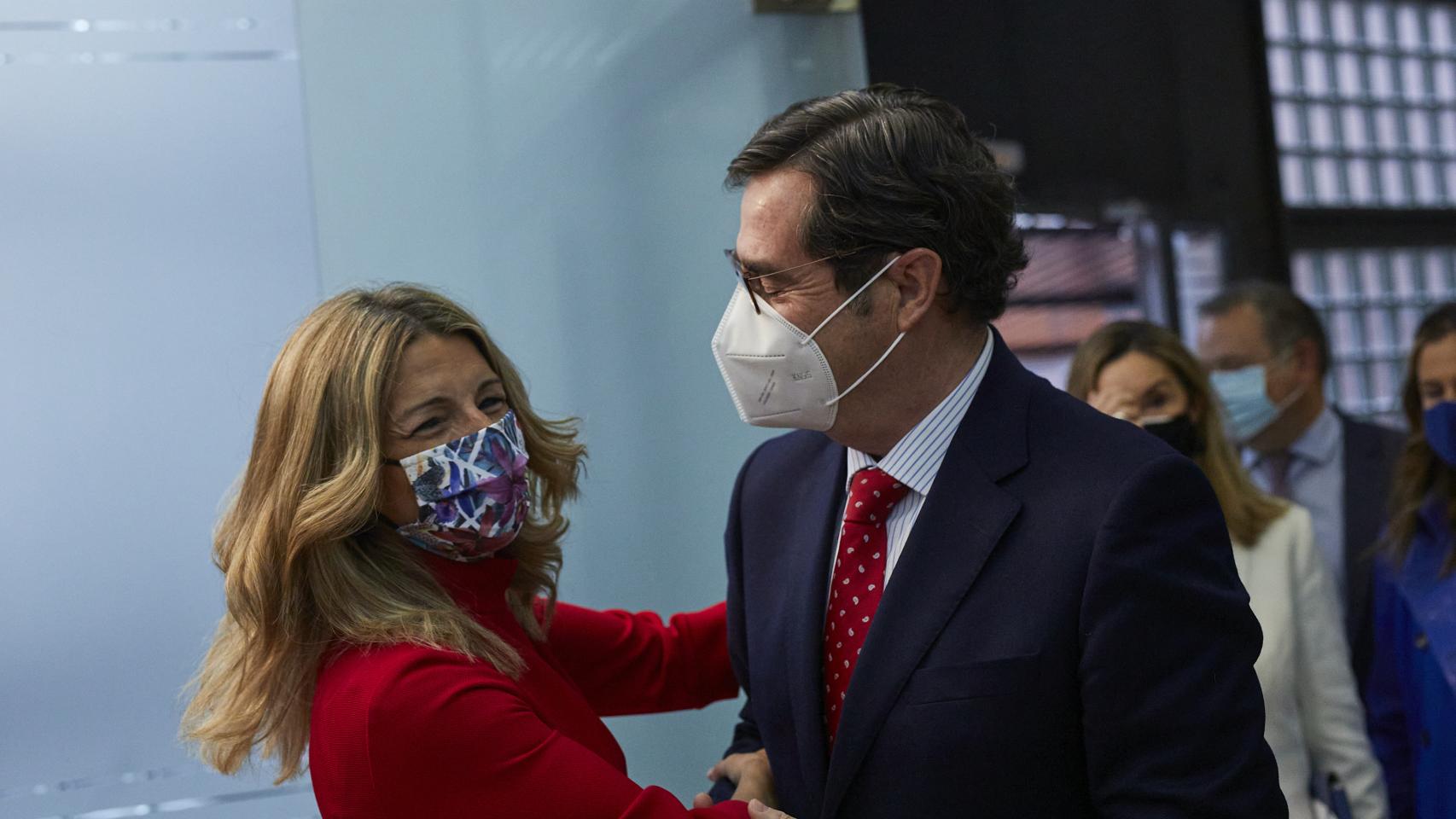 Yolanda Díaz, vicepresidenta tercera del Gobierno, y Antonio Garamendi, presidente de la CEOE.