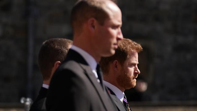 Los príncipes Guillermo y Harry tras el coche fúnebre de su abuelo, el duque de Edimburgo.