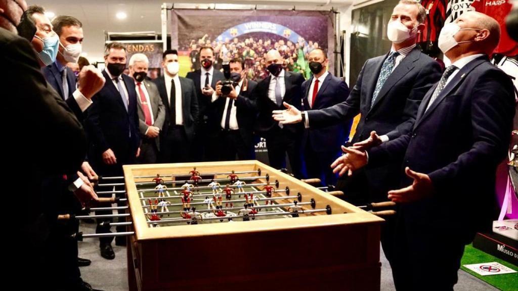 Felipe VI disputa una partida de futbolín junto a Pedro Sánchez, Juanma Moreno y Javier Imbroda.