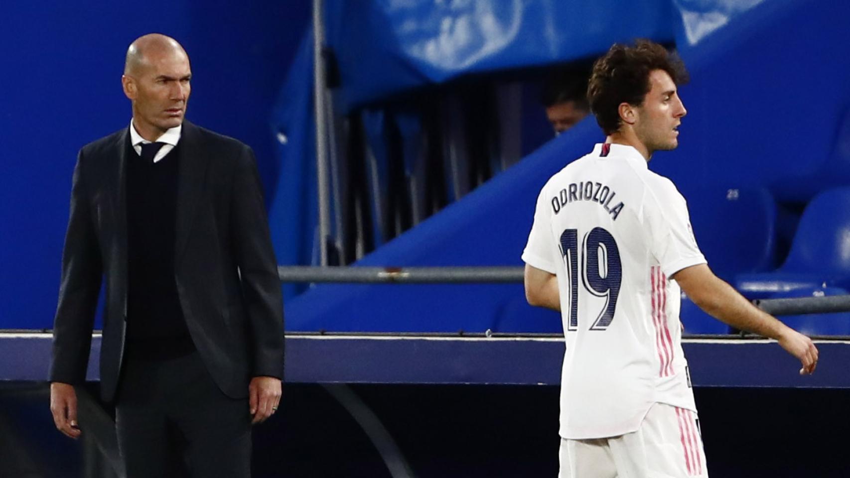 Zidane mira a Odriozola mientras se prepara para un saque de banda